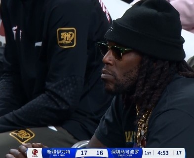 哦呦？你來了！新疆新外援哈雷爾場邊觀戰(zhàn)新疆主場vs深圳的比賽