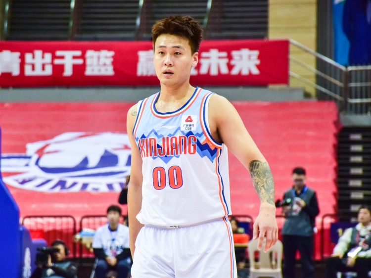 狀態(tài)不俗！趙睿半場9中4拿到15分5籃板