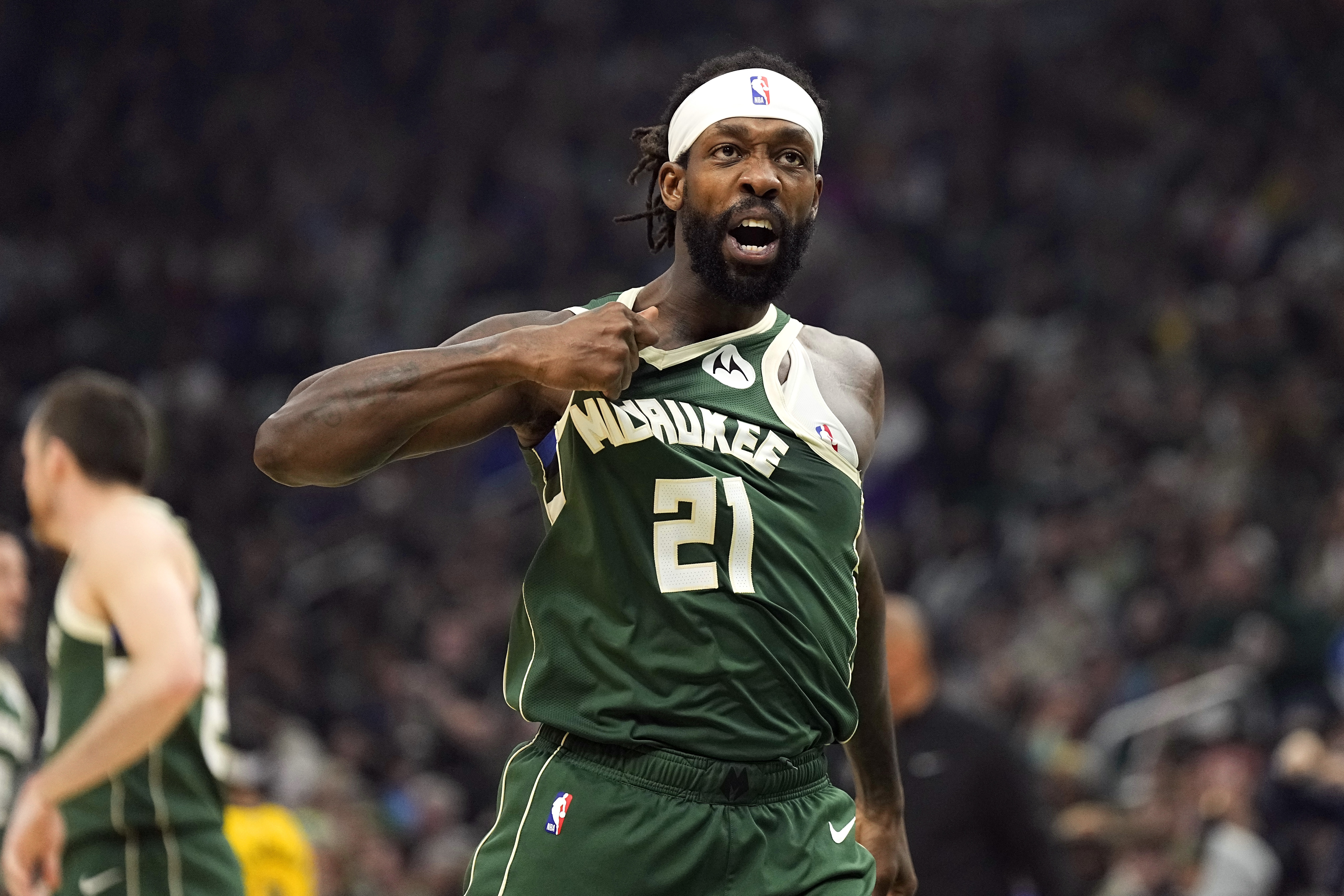 此前被NBA停薪禁賽4場(chǎng)！兩名步行者球迷起訴去年用球砸人的貝弗利